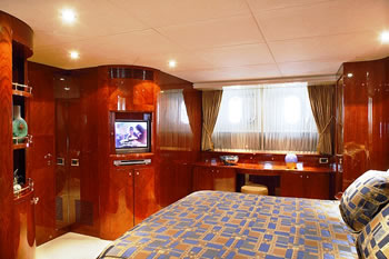 M/Y OUZO PALACE AZIMUT 100 feet luxury crewed motor yacht charter Greece